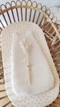 Charger l'image dans la galerie, Drap housse berceau bébé rotin "Augustin" et gigoteuse 3-9 mois écrue en double gaze de coton biologique petites feuilles fabriqué en France par Les p'tites Merveilles de Bérénice