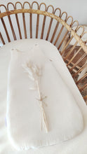Charger l'image dans la galerie, Drap housse en jersey de coton blanc ajouré pour matelas berceau bébé 40 x 80 et 50 x 90 cm fabriqué en France par Les p'tites Merveilles de Bérénice