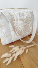 Charger l'image dans la galerie, Sac à langer bébé / maternité / week-end "branchages" en double gaze de coton BIO beige et blanc écoresponsable fabriqué en France par Les p'tites Merveilles de Bérénice