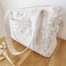 Charger l'image dans la galerie, Sac à langer bébé / maternité / week-end "branchages" en double gaze de coton BIO beige et blanc écoresponsable fabriqué en France par Les p'tites Merveilles de Bérénice