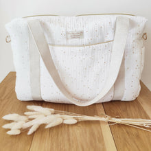 Charger l'image dans la galerie, Sac à langer bébé / maternité / week-end en double gaze de coton Oeko-Tex blanc à pois dorés écoresponsable fabriqué en France par Les p'tites Merveilles de Bérénice