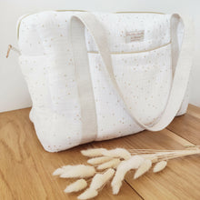 Charger l'image dans la galerie, Sac à langer bébé / maternité / week-end en double gaze de coton Oeko-Tex blanc à pois dorés écoresponsable fabriqué en France par Les p'tites Merveilles de Bérénice