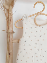 Charger l'image dans la galerie, Gigoteuse naissance couffin 0-3 mois 'Augustin' double gaze de coton BIO écru à petites feuilles fabriquée en France| Made in France Fait Main par Les p'tites Merveilles de Bérénice