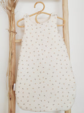Charger l'image dans la galerie, Gigoteuse naissance couffin 0-3 mois 'Augustin' double gaze de coton BIO écru à petites feuilles fabriquée en France | Made in France Fait Main par Les p'tites Merveilles de Bérénice
