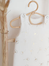 Charger l'image dans la galerie, Gigoteuse 0-3 mois naissance couffin bébé "Fleurs de coton dorées" en double gaze de coton blanc cassé fabriquée en France par Les p'tites Merveilles de Bérénice