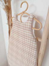 Charger l'image dans la galerie, Gigoteuse 0-3 mois en double gaze de coton Oeko-Tex et biologique vichy beige et blanc cassé écoresponsable fabriquée en France par Les p'tites Merveilles de Bérénice