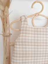Charger l'image dans la galerie, Gigoteuse 0-3 mois en double gaze de coton Oeko-Tex et biologique vichy beige et blanc cassé écoresponsable fabriquée en France par Les p'tites Merveilles de Bérénice