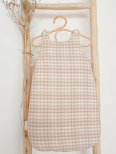 Charger l'image dans la galerie, Gigoteuse 0-3 mois en double gaze de coton Oeko-Tex et biologique vichy beige et blanc cassé écoresponsable fabriquée en France par Les p'tites Merveilles de Bérénice