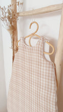 Charger l'image dans la galerie, Gigoteuse 3-12 mois vichy beige et blanc cassé en double gaze de coton Oeko-Tex et biologique écoresponsable fabriquée en France par Les p'tites Merveilles de Bérénice