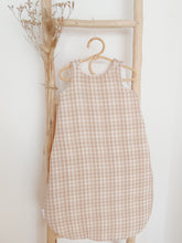 Charger l'image dans la galerie, Gigoteuse 3-12 mois vichy beige et blanc cassé en double gaze de coton Oeko-Tex et biologique écoresponsable fabriquée en France par Les p'tites Merveilles de Bérénice