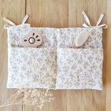 Charger l'image dans la galerie, Range doudou / tétine lit bébé en double gaze de coton Biologique écru "Louison" fleurs beiges fabriqué en France par Les p'tites Merveilles de Bérénice