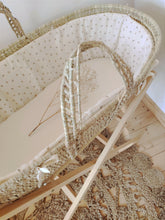 Charger l'image dans la galerie, Tour de couffin "Augustin" en double gaze de coton BIO écru dans couffin avec support fabriqué en France par Les p'tites Merveilles de Bérénice