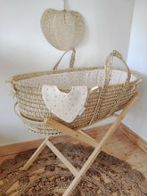 Charger l'image dans la galerie, Couffin "Augustin" en double gaze de coton BIO écru avec pieds supports et bavoir bandana fabriqué en France par Les p'tites Merveilles de Bérénice