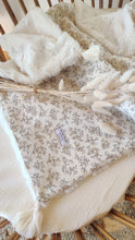 Charger l'image dans la galerie, Couverture bébé "Louison" gaze de coton BIO écru à fleurs et pompons fabriquée en France par Les p'tites Merveilles de Bérénice -