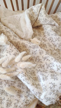 Charger l'image dans la galerie, Couverture bébé "Louison" gaze de coton BIO écru à fleurs et pompons fabriquée en France par Les p'tites Merveilles de Bérénice -