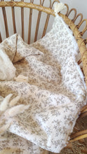 Charger l'image dans la galerie, Couverture bébé "Louison" gaze de coton BIO écru à fleurs et pompons fabriquée en France par Les p'tites Merveilles de Bérénice
