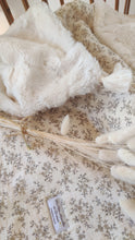 Charger l'image dans la galerie, Couverture bébé "Louison" gaze de coton BIO écru à fleurs et pompons fabriquée en France par Les p'tites Merveilles de Bérénice - Gros plan 2