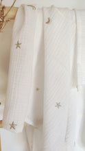 Charger l'image dans la galerie, Grand lange bébé "ciel étoilé" en double gaze de coton blanc et beige brodée fabriqué en France par Les p'tites Merveilles de Bérénice