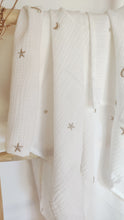 Charger l'image dans la galerie, Grand lange bébé "ciel étoilé" en double gaze de coton blanc et beige brodée fabriqué en France par Les p'tites Merveilles de Bérénice