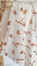 Charger l'image dans la galerie, Lange bébé en coton "Ecureuils" roux et blanc fabriqué en France par Les p'tites Merveilles de Bérénice - Détails