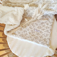 Charger l'image dans la galerie, Couverture bébé "Louison" gaze de coton BIO écru à fleurs et pompons fabriquée en France par Les p'tites Merveilles de Bérénice - Gros plan