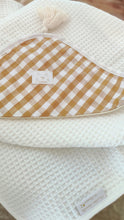 Charger l'image dans la galerie, Détails capuche cape de bain bébé vichy moutarde et blanc en coton BIO éponge nid d'abeille écru et popeline de coton fabriquée en France par Les p'tites Merveilles de Bérénice