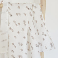 Charger l'image dans la galerie, Lange bébé en double gaze de coton "Hérissons" blanc et gris fabriqué en France par Les p'tites Merveilles de Bérénice