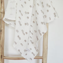Charger l'image dans la galerie, Lange bébé en double gaze de coton "Hérissons" blanc et gris fabriqué en France par Les p'tites Merveilles de Bérénice
