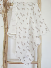 Charger l'image dans la galerie, Lange bébé en double gaze de coton "Hérissons" blanc et gris fabriqué en France par Les p'tites Merveilles de Bérénice