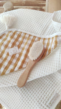 Charger l'image dans la galerie, Détails capuche cape de bain bébé vichy moutarde et blanc en coton BIO éponge nid d'abeille écru et popeline de coton fabriquée en France par Les p'tites Merveilles de Bérénice