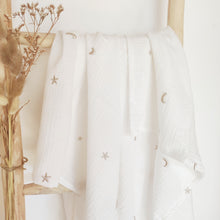 Charger l'image dans la galerie, Grand lange bébé "ciel étoilé" en double gaze de coton blanc et beige brodée fabriqué en France par Les p'tites Merveilles de Bérénice