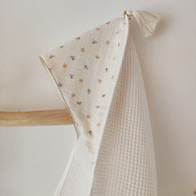 Charger l'image dans la galerie, Cape de bain bébé "Augustin" en coton BIO éponge nid d'abeille écru et gaze de coton BIO fabriquée en France par Les p'tites Merveilles de Bérénice