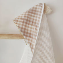 Charger l'image dans la galerie, Cape de bain bébé vichy carreaux beiges et blancs en coton BIO éponge nid d'abeille écru et gaze de coton fabriquée en France par Les p'tites Merveilles de Bérénice