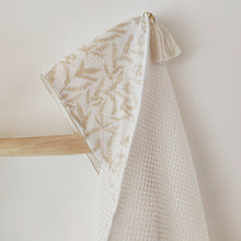 Charger l'image dans la galerie, Cape de bain bébé "Branchages" beiges en coton BIO éponge nid d'abeille écru et gaze de coton BIO fabriquée en France par Les p'tites Merveilles de Bérénice