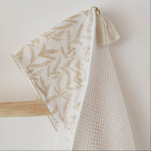 Charger l'image dans la galerie, Cape de bain bébé "branchages" beige et blanc en coton BIO éponge nid d'abeille écru et gaze de coton BIO fabriquée en France par Les p'tites Merveilles de Bérénice