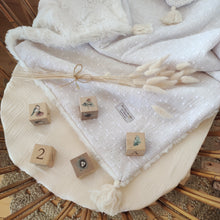 Charger l'image dans la galerie, Couverture bébé "broderie anglaise" gaze de coton blanche, pompons et fausse fourrure écrue fabriquée en France par Les p'tites Merveilles de Bérénice