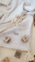 Charger l'image dans la galerie, Couverture bébé "broderie anglaise" gaze de coton blanche, pompons et fausse fourrure écrue fabriquée en France par Les p'tites Merveilles de Bérénice