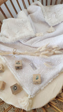 Charger l'image dans la galerie, Couverture bébé "broderie anglaise" gaze de coton blanche, pompons et fausse fourrure écrue fabriquée en France par Les p'tites Merveilles de Bérénice