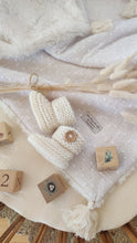 Charger l'image dans la galerie, Couverture bébé "broderie anglaise" gaze de coton blanche, pompons et fausse fourrure écrue fabriquée en France par Les p'tites Merveilles de Bérénice
