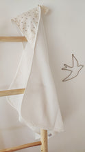Charger l'image dans la galerie, Cape de bain bébé "Augustin" en coton BIO éponge nid d'abeille écru et gaze de coton BIO fabriquée en France par Les p'tites Merveilles de Bérénice