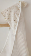 Charger l'image dans la galerie, Cape de bain bébé "Augustin" en coton BIO éponge nid d'abeille écru et gaze de coton BIO fabriquée en France par Les p'tites Merveilles de Bérénice