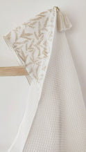 Charger l'image dans la galerie, Cape de bain bébé "Branchages" beiges en coton BIO éponge nid d'abeille écru et gaze de coton BIO fabriquée en France par Les p'tites Merveilles de Bérénice