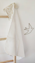 Charger l'image dans la galerie, Cape de bain bébé "Branchages" beiges en coton BIO éponge nid d'abeille écru et gaze de coton BIO fabriquée en France par Les p'tites Merveilles de Bérénice