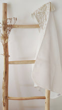 Charger l'image dans la galerie, Cape de bain bébé "Branchages" beiges en coton BIO éponge nid d'abeille écru et gaze de coton BIO fabriquée en France par Les p'tites Merveilles de Bérénice