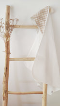 Charger l'image dans la galerie, Cape de bain bébé vichy carreaux beiges et blancs en coton BIO éponge nid d'abeille écru et gaze de coton fabriquée en France par Les p'tites Merveilles de Bérénice