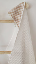 Charger l'image dans la galerie, Cape de bain bébé vichy carreaux beiges et blancs en coton BIO éponge nid d'abeille écru et gaze de coton fabriquée en France par Les p'tites Merveilles de Bérénice