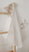 Charger l'image dans la galerie, Cape de bain bébé vichy carreaux beiges et blancs en coton BIO éponge nid d'abeille écru et gaze de coton fabriquée en France par Les p'tites Merveilles de Bérénice