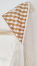 Charger l'image dans la galerie, Cape de bain bébé vichy moutarde et blanc en coton BIO éponge nid d'abeille écru et popeline de coton fabriquée en France par Les p'tites Merveilles de Bérénice