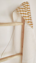 Charger l'image dans la galerie, Cape de bain bébé vichy moutarde et blanc en coton BIO éponge nid d'abeille écru et popeline de coton fabriquée en France par Les p'tites Merveilles de Bérénice