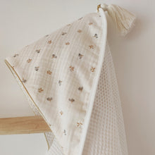 Charger l'image dans la galerie, Cape de bain bébé "Augustin" en coton BIO éponge nid d'abeille écru et gaze de coton BIO fabriquée en France par Les p'tites Merveilles de Bérénice